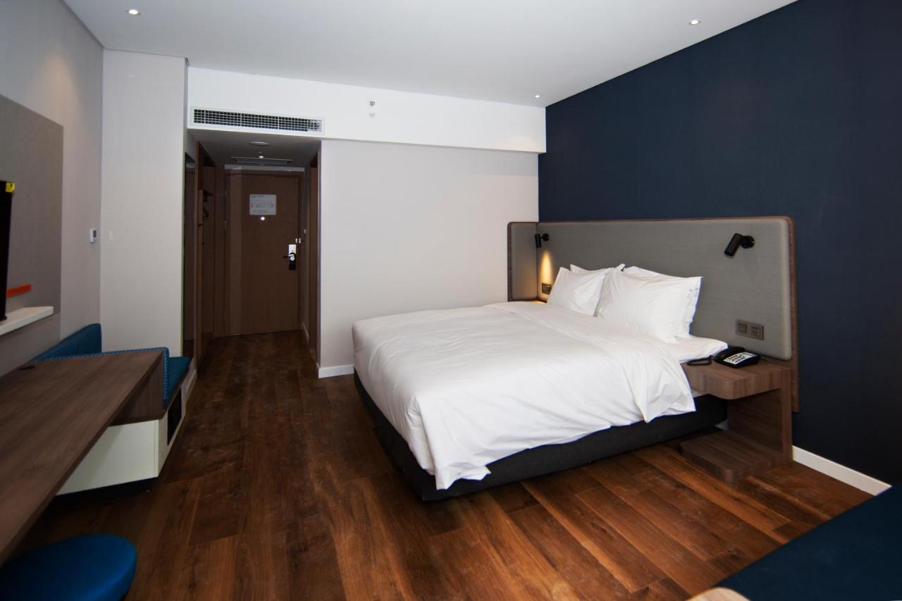 Holiday Inn Express Jinan Jingshi Road, An Ihg Hotel Extérieur photo